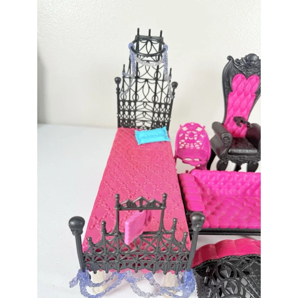 Monster High Mixed Doll Furniture Accessory Lot Beds Chairs Dolls Parts Clothes